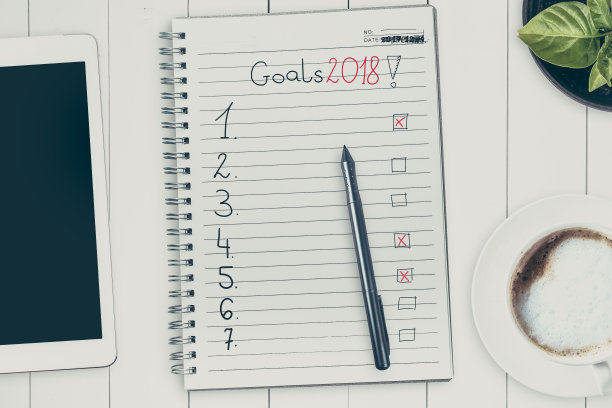 在2018年的目标。从桌面上平躺着的物体和笔记本上记录2018年的目标。过滤instagram风格。图片下载