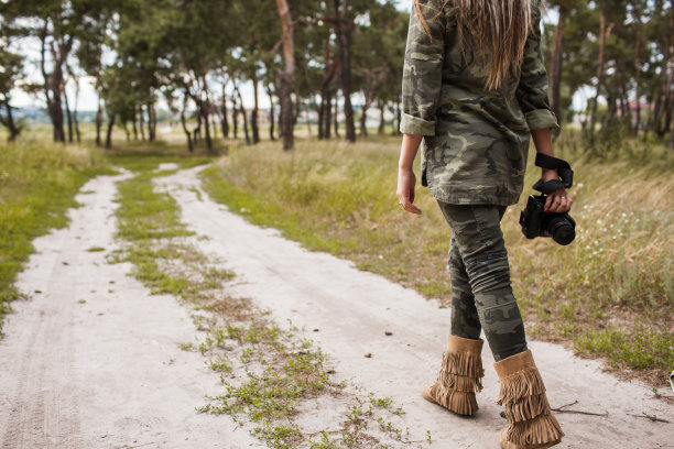 摄影师双手工作的后台概念。图片下载