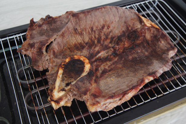 巴西烤肉——放在烤架上的巴西烤肉图片下载