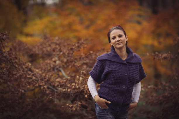 森林里快乐的秋日女子图片下载