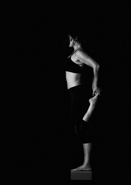 黑色背景下的瑜伽图片下载