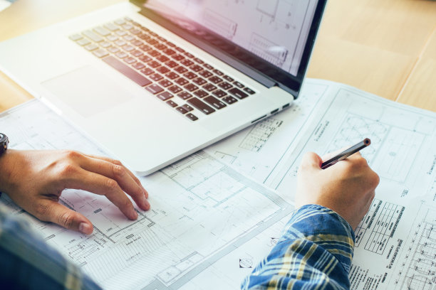 概念建筑师，设备建筑师，在笔记本电脑上工作的蓝图，在办公室的模型，复古，日落的光。有选择性的重点图片下载
