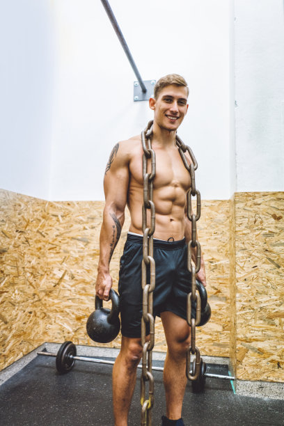 脖子上挂着铁链，手里拿着壶铃图片下载