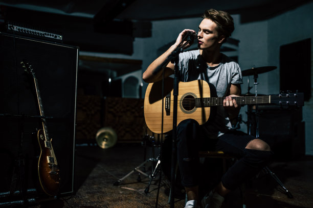 抒情歌手与原声吉他。图片下载