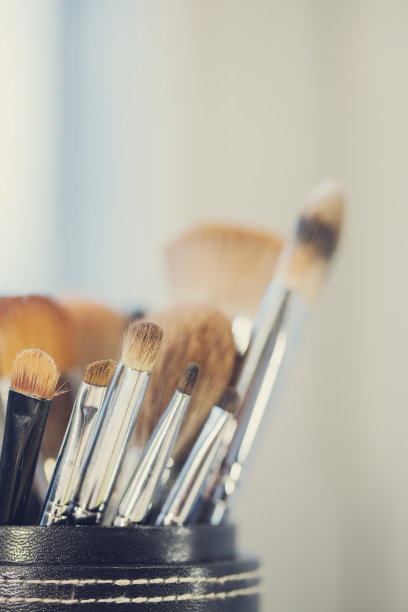 杯子里的专业化妆刷。的过滤器图片下载