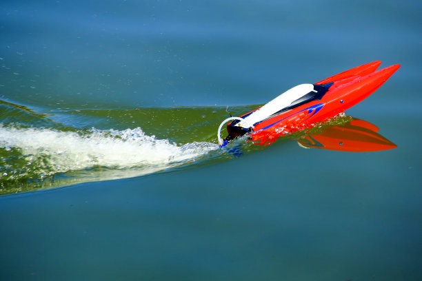 河上的船玩具图片下载