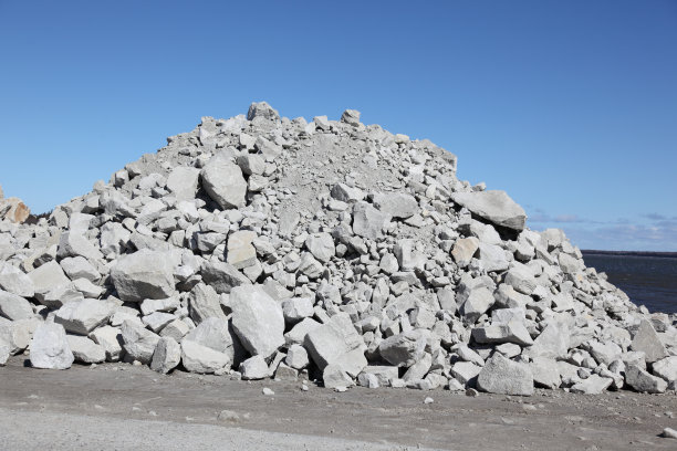 用作建造码头的一堆岩石和巨石图片下载
