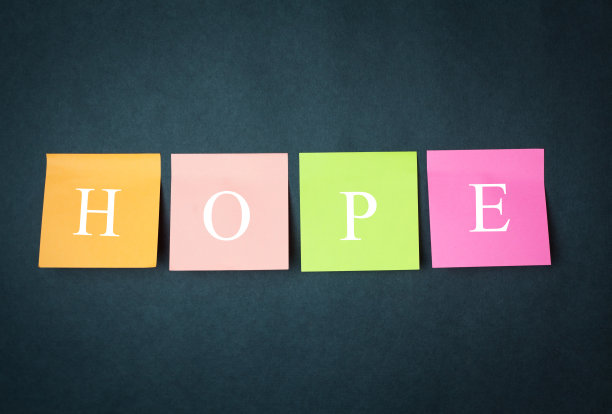 希望字上五彩缤纷的音符。图片下载