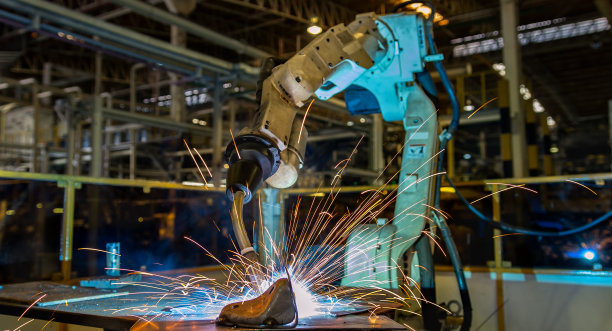 机器人正在汽车厂焊接金属零件图片下载