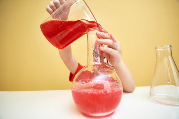 年轻的科学家倒液体试剂图片下载