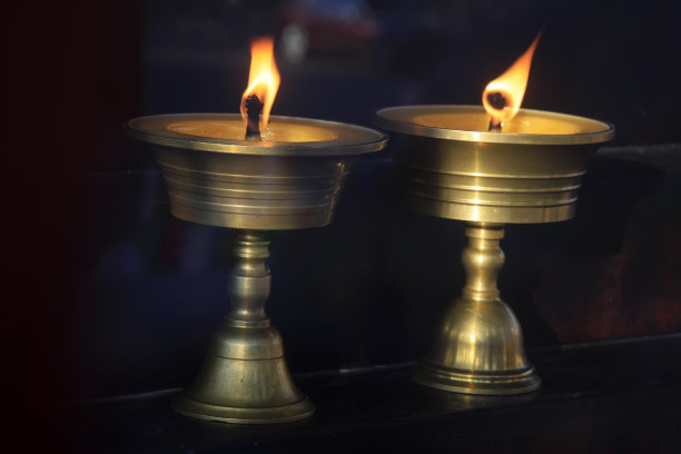 黄油灯在黑色背景，特写照片素材图片