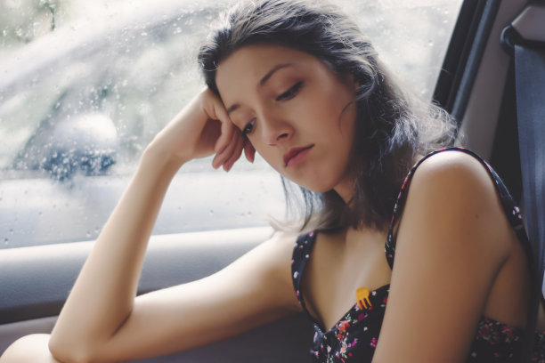 可悲的女人在车里图片下载