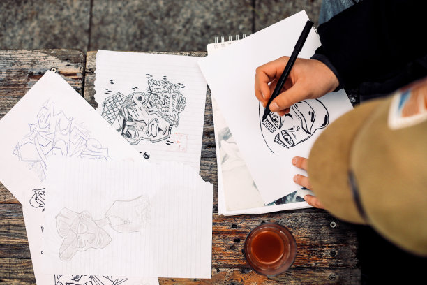 年轻的涂鸦艺术家在户外画素描图片下载