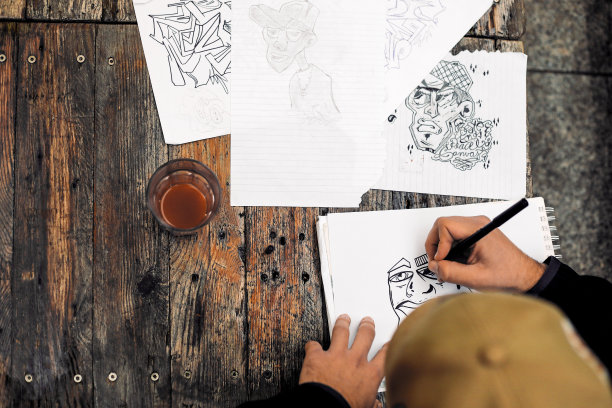 年轻的涂鸦艺术家在户外画素描图片下载