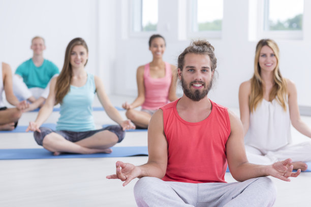 瑜伽修行者在苏刹式冥想图片下载