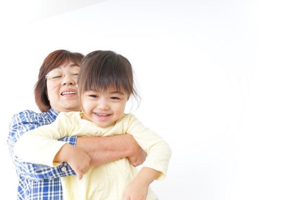 祖母抱孙子图片下载