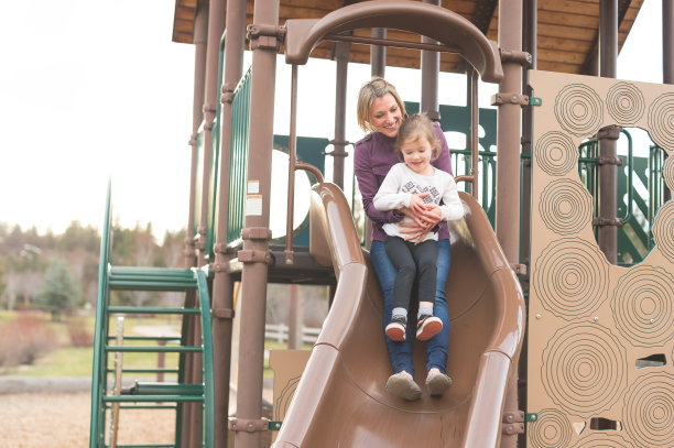 妈妈和女儿一起滑滑梯图片下载