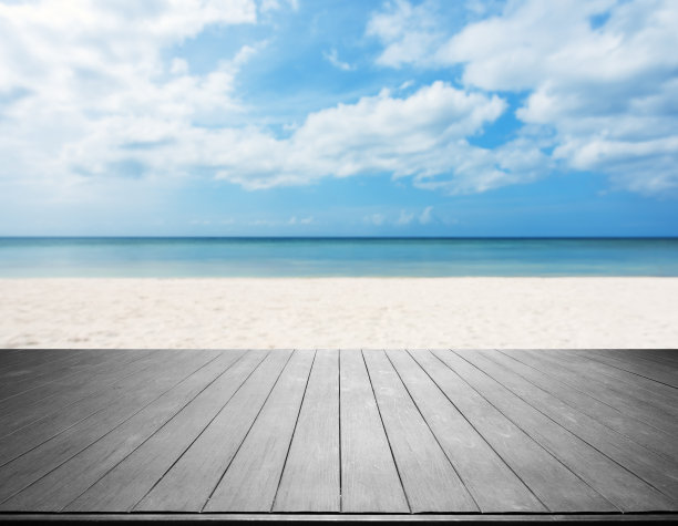 热带海滩旁的木制平台图片下载