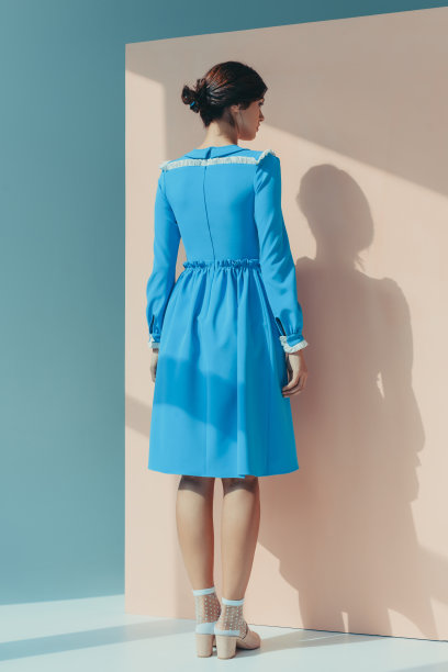 穿着时髦的绿松石色衣服的女人图片下载