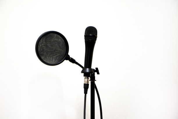 录音室里有黑色麦克风图片下载