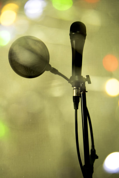 录音室里有黑色麦克风图片下载