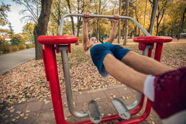户外极限引体向上图片下载