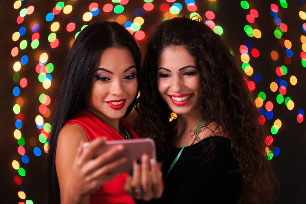 欢乐的女人在新年派对上自拍图片下载