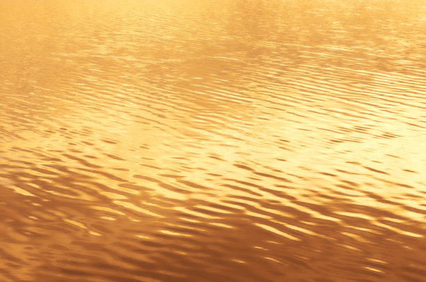 夕阳的金色倒映在水面涟漪的背景中图片下载