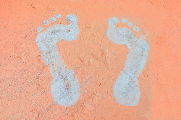 脚踩在尘土中的背景。图片下载