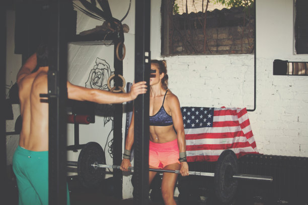 肌肉发达的女人做罗马尼亚dedlift图片下载