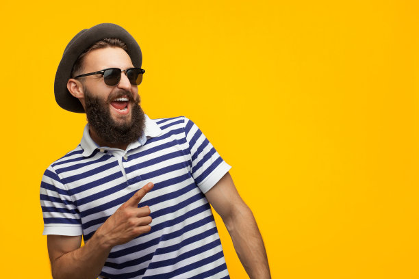 时尚潮男指向别处素材图片