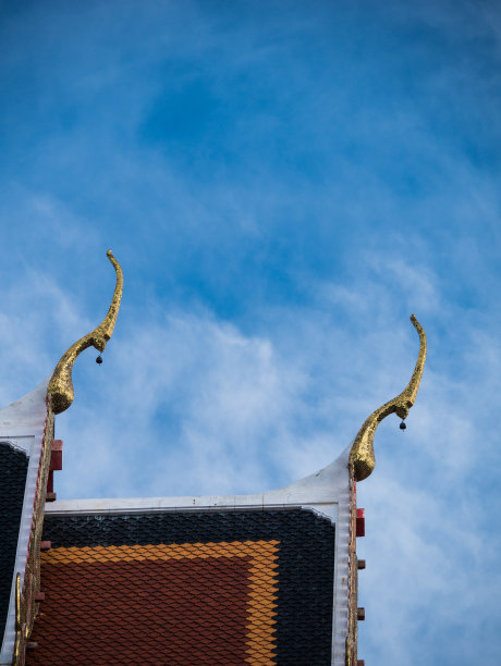 教堂顶上的山墙尖顶图片下载