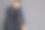 一个穿着蓝色西装的男人正坐在一个灰色背景的演播室里图片下载