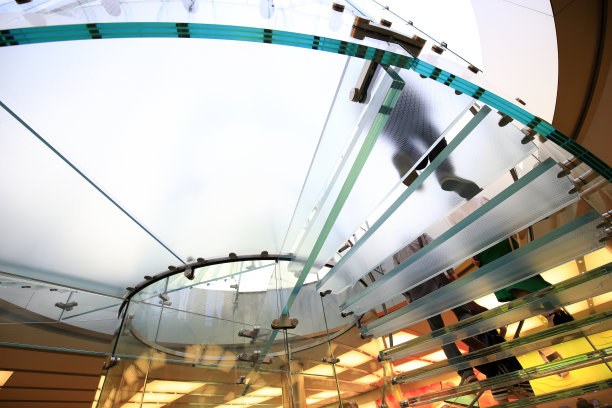 中国上海的现代玻璃楼梯剪影。图片下载