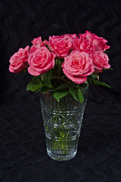 玻璃花瓶里的一束红玫瑰图片下载