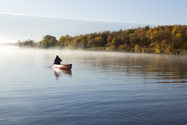 妇女皮划艇水牛庞德省级公园图片下载