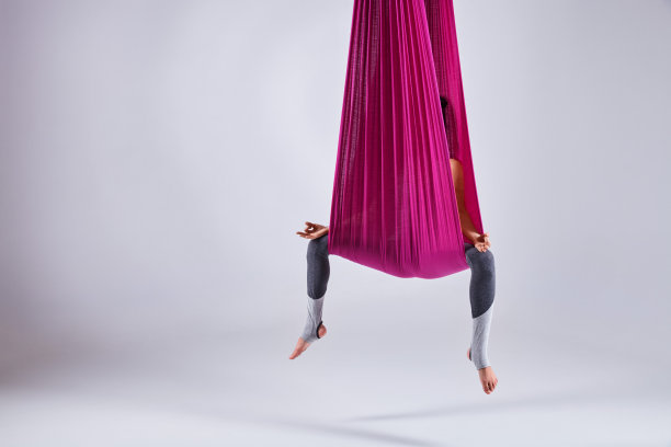 空中不同倒置反重力瑜伽在吊床上素材图片