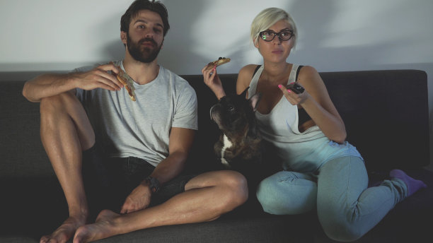 时髦夫妇吃披萨片图片下载