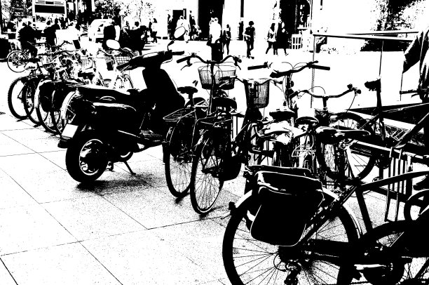 黑白相间的自行车公共停车场。图片下载