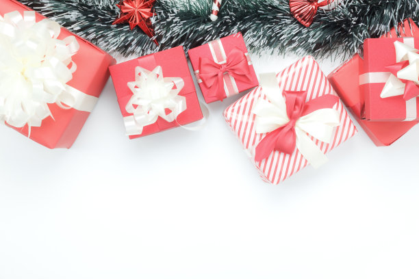 上图是许多带有冷杉树的礼盒的航拍照片。圣诞快乐&装饰新年快乐的背景理念。桌面美丽的配件物品在白色背景的家庭办公办公桌。图片下载