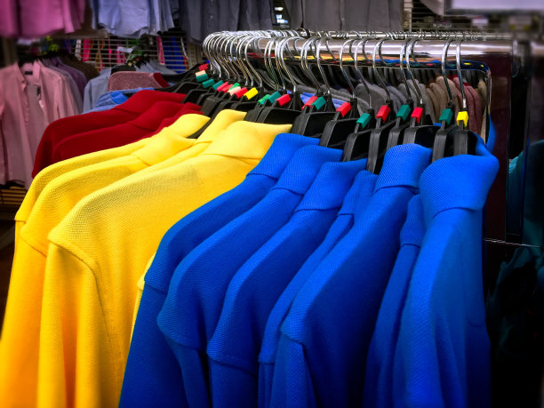 充满活力的Polo衫挂在弯曲的不锈钢衣架上图片下载