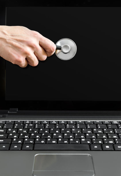 手提电脑屏幕上的女性手握听诊器。图片下载