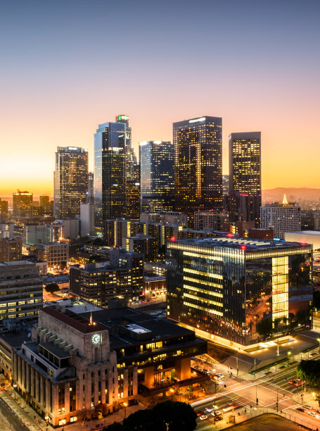 日落时分的市中心天际线。美国加州洛杉矶素材图片