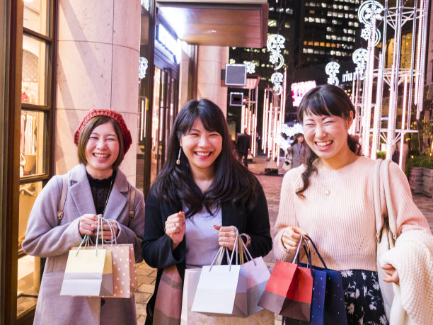 日本年轻女子晚上购物。图片下载