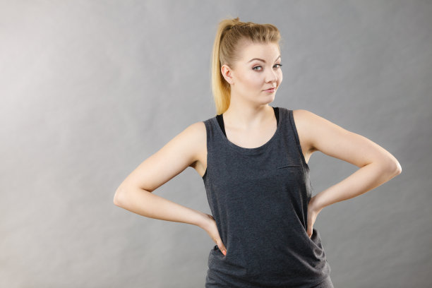 快乐的女人穿着黑色背心图片下载