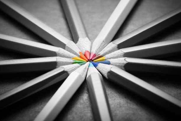 黑色的彩色铅笔。图片下载