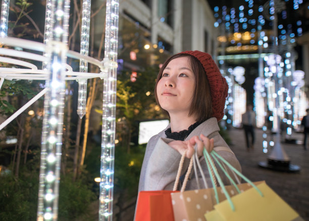 一名年轻女子在首都寻找圣诞彩灯图片下载