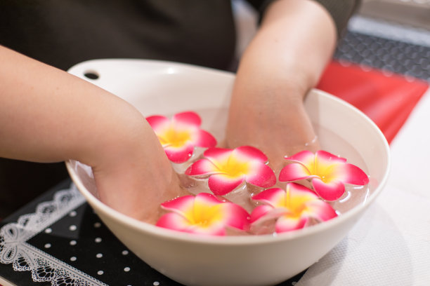 客户的手在水疗盆中浸泡图片下载