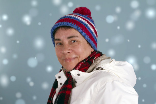 穿着冬天衣服的笑女人图片下载