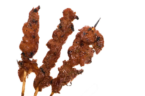 白色背景下的鸡肉串图片下载